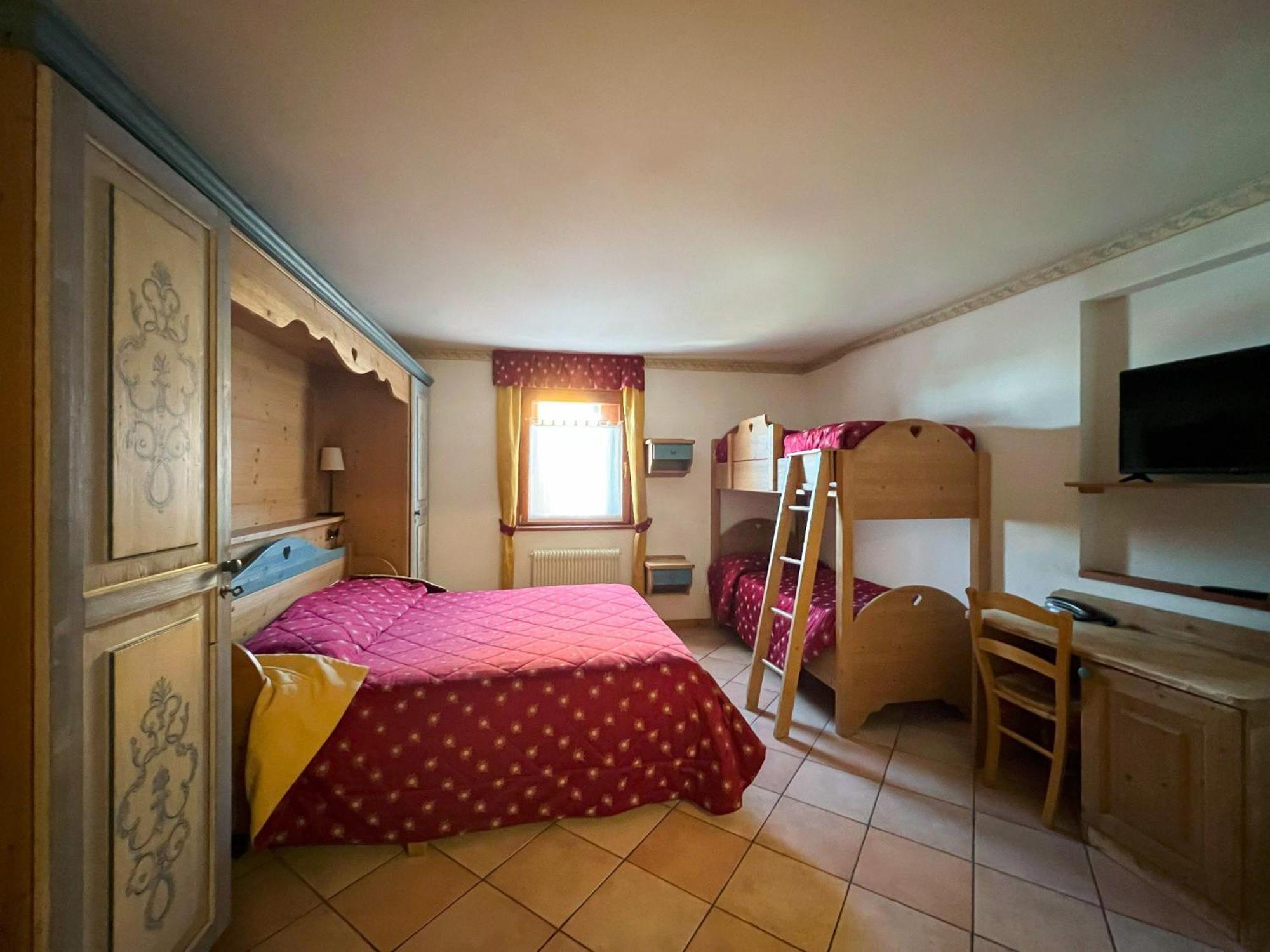 Hotel Residence Dahu Пасо дел Тонале Стая снимка