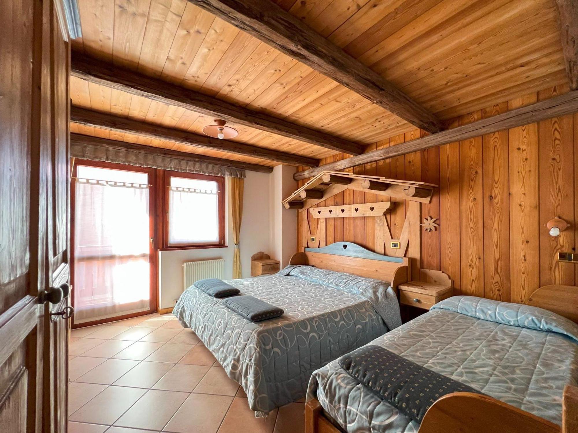 Hotel Residence Dahu Пасо дел Тонале Стая снимка