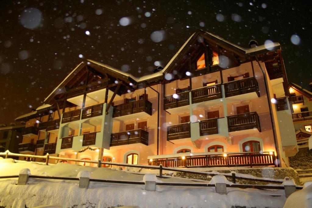 Hotel Residence Dahu Пасо дел Тонале Екстериор снимка